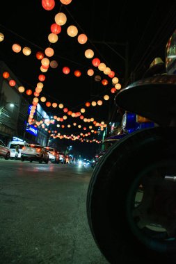 Bangkok gecesinde tuk tuk çarklı bir trafik vardı. Tayland