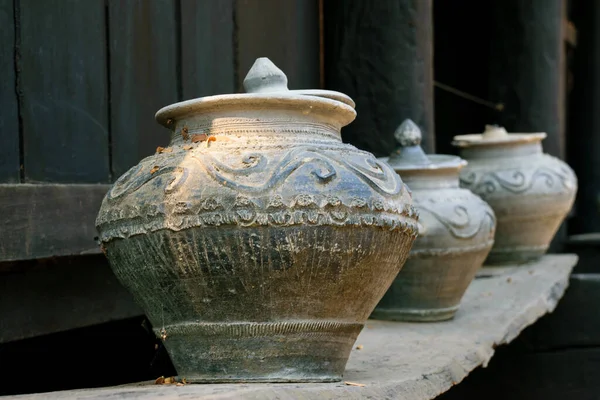 Vieux Vase Traditionnel Thaïlandais Pierre Sur Sol Extérieur Groupe Dragon — Photo