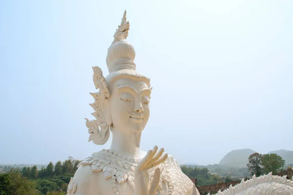 中国の寺院での白い仏像チェンライにあるHyua Pla Kang — ストック写真