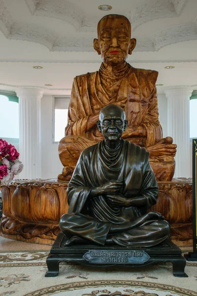 中国の寺院で木製と金属の僧侶像チェンライのHyua Pla Kang — ストック写真