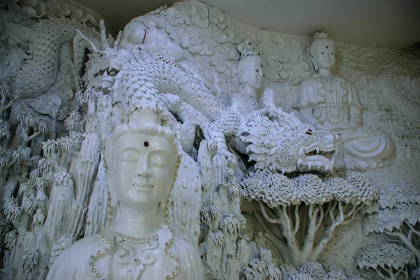 清莱中国庙宇中的古代白佛像 — 图库照片