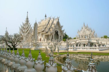 Tayland 'ın kuzeyindeki Chiang Rai' deki Beyaz Tapınak 'ın dışında..