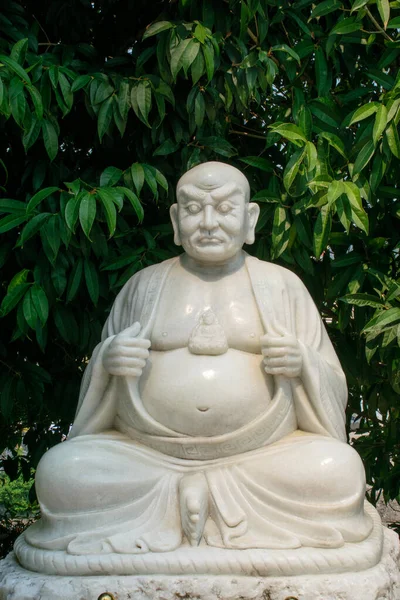 清莱中国庙宇中的古代白僧塑像 — 图库照片