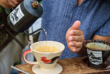 Taylandlı adam spesiyalitesini hazırlıyor organik kahve, Chiang Rai, Tayland.