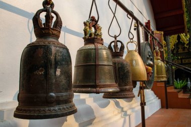 Geleneksel Bronz Çanlar Tayland 'ın kuzeyindeki Chiang Rai' deki Budist Tapınağında