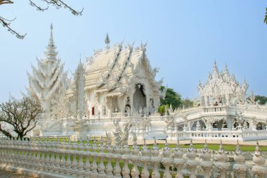 Tayland 'ın kuzeyindeki Chiang Rai' deki Beyaz Tapınak 'ın dışında..