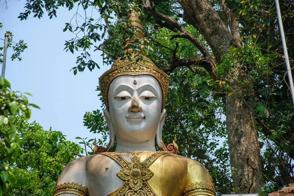 タイ北部チェンライにあるホワイト テンプルの自然石仏 — ストック写真