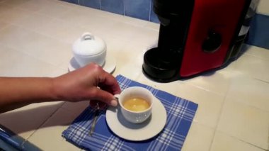 Kapsüllü kahve makinesi kullanan eller. Bugünlerde evde kahve içmenin otomatik bir yolu.