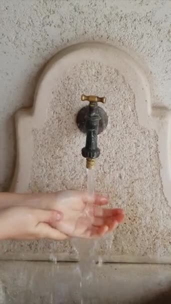 Γυναικείο Πλύσιμο Χεριών Από Βρύση Στο Σπίτι Που Δείχνει Υγιεινές — Αρχείο Βίντεο