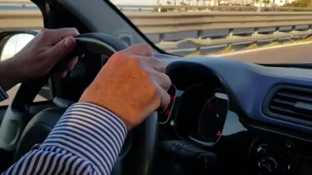Mani Uomo Affari Che Guida Sua Auto Molto Calmo Concentrarsi — Video Stock