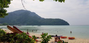 Sahilden Koh Phi Phi Adası 'nın paradisaik manzarası sörf tahtaları, tatiller ve spor konseptiyle. Krabi, Güney Tayland.