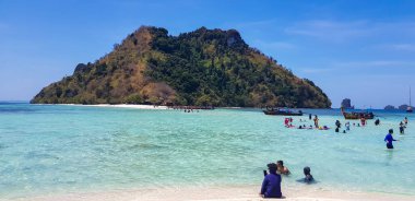 Thale waek Adası 'nın Paradisaical Views plajdan Koh Phi Phi Adası, Krabi, Güney Tayland.