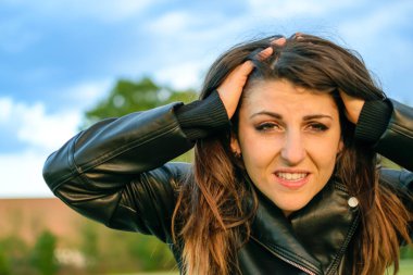 Parkta saçı olan genç bir kadın çok stresli. Sorunlar ve stres kavramı