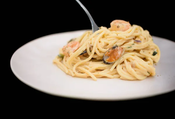 Zeevruchten Pasta Spaghetti Met Garnalen Schelpdieren Courgettes Close Met Zwarte — Stockfoto