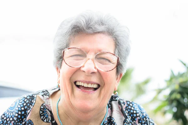 Abuela Con Gafas Pelo Gris Muy Feliz Sonriendo Mientras Mira — Foto de Stock