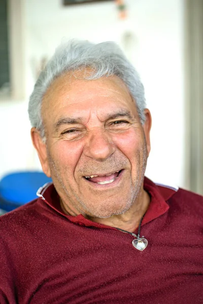 Avô Com Cabelos Grisalhos Camisa Vermelha Sorrindo Enquanto Olha Para — Fotografia de Stock