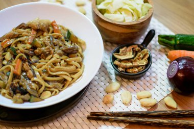 Sebzeli pirinç eriştesi ve beyaz kasede et. Beyaz arka plan. Kapatın. Üst görünüm