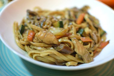 Sebzeli pirinç eriştesi ve beyaz kasede et. Ahşap arka. Kapatın. Üst görünüm