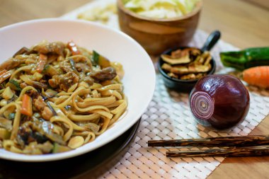 Sebzeli pirinç eriştesi ve beyaz kasede et. Beyaz arka plan. Kapatın. Üst görünüm