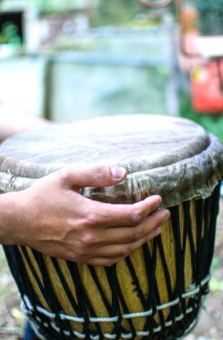Davulcu elleri dışarıda etnik djembe davul çalıyor..