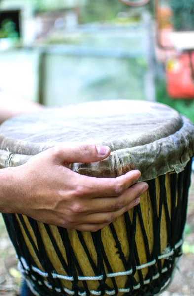 Руки Барабанщика Грають Етнічному Джембе Барабані Зовні — стокове фото