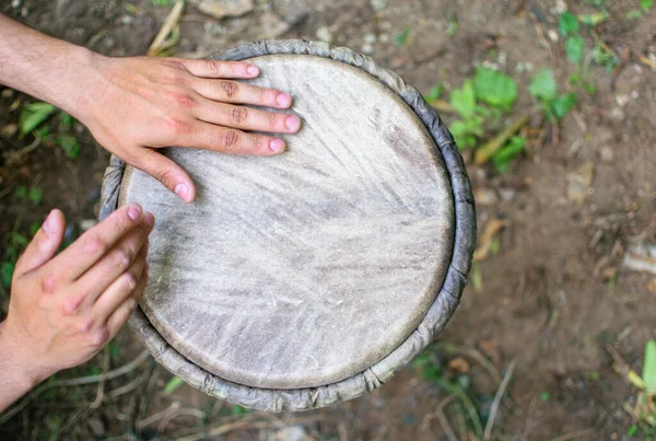 Mãos Baterista Tocando Tambor Étnico Djembe Fora — Fotografia de Stock