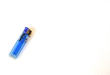 Beyaz arka planda gaz yakıtını kapatma resmi