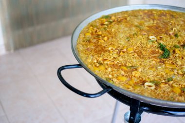 İspanya 'dan geleneksel Fideua, benzer paella malzemeleriyle yapılan tipik bir makarna.
