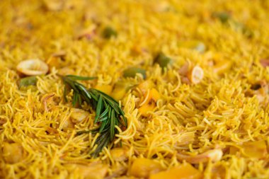 İspanya 'dan geleneksel Fideua, benzer paella malzemeleriyle yapılan tipik bir makarna.