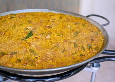 İspanya 'dan geleneksel Fideua, benzer paella malzemeleriyle yapılan tipik bir makarna.