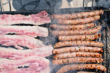 Sosis ve pastırma terasta barbekü tüttürüyor. Lezzetli ve sağlıksız yemek kavramı