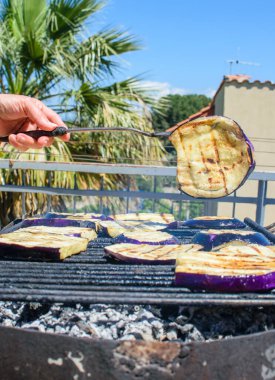 Patlıcan bifteği, terasta barbeküde pişiyor. Vejetaryen mangal yemeği kavramı