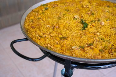 İspanya 'dan geleneksel Fideua, benzer paella malzemeleriyle yapılan tipik bir makarna.