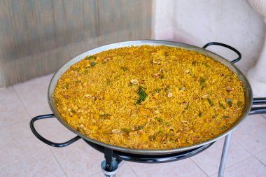 İspanya 'dan geleneksel Fideua, benzer paella malzemeleriyle yapılan tipik bir makarna.