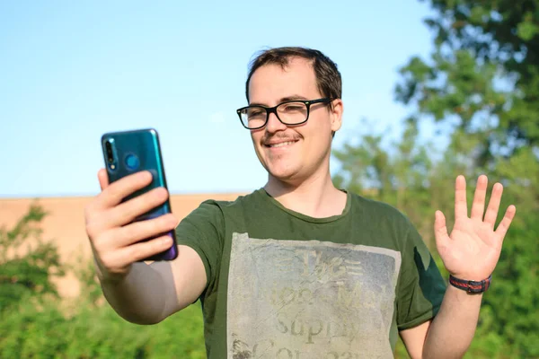 Fiatal Férfi Szemüveges Generációs Vagy Kocka Koncepció Videohívás Mobiljáról Parkban — Stock Fotó