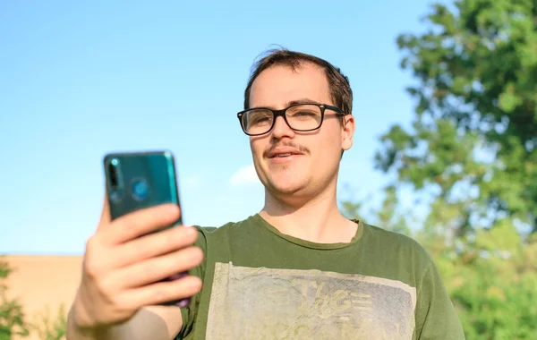 Νεαρός Άνδρας Γυαλιά Ηλίου Όπως Millennial Nerd Έννοια Βιντεοκλήση Από — Φωτογραφία Αρχείου