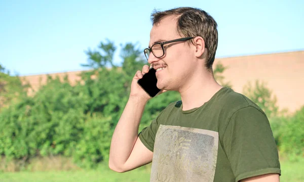 Fiatal Férfi Szemüveges Generációs Vagy Kocka Koncepció Beszél Mobilján Parkban — Stock Fotó