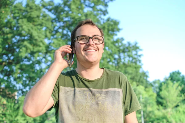 Молодий Чоловік Окулярами Ролі Міленіала Нерда Розмовляє Мобільному Телефону Парку — стокове фото