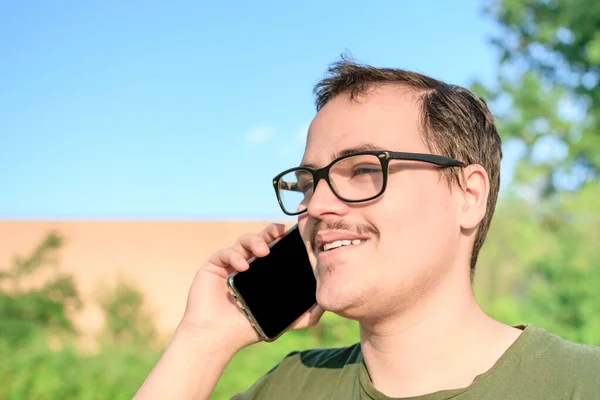 Jovem Com Óculos Como Millennial Conceito Nerd Falando Seu Telefone — Fotografia de Stock