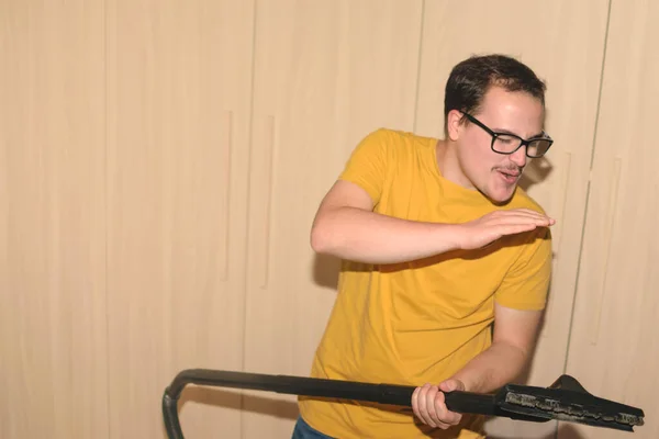 Νεαρός Άντρας Της Γενιάς Των Χιλιετιών Γυαλιά Σπασίκλα Και Κίτρινο — Φωτογραφία Αρχείου