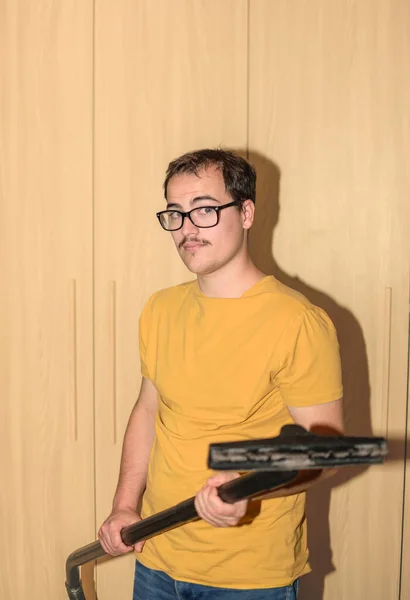 Young Man Millennial Generation Nerdy Glasses Yellow Shirt Using Vacuum — Stock Photo, Image