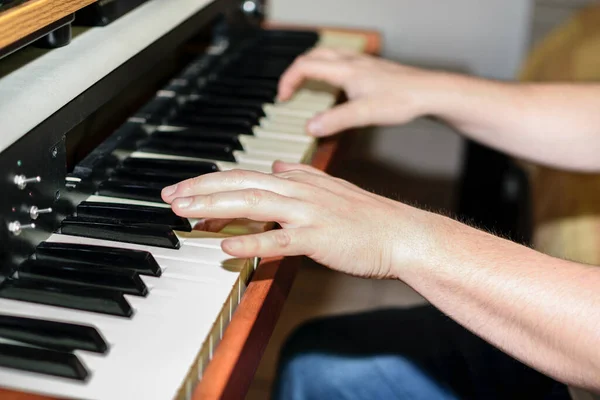 Vue Rapprochée Des Mains Caucasiennes Jouant Piano Électrique Dans Chambre — Photo