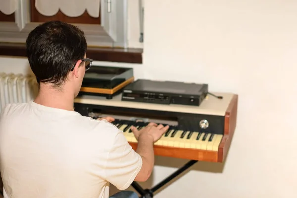 Junger Mann Mit Brille Und Weißem Shirt Komponiert Und Spielt — Stockfoto