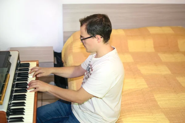 Jongeman Met Bril Wit Shirt Componeren Piano Spelen Zijn Slaapkamer — Stockfoto