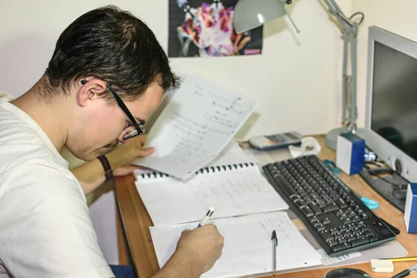 Mladý Muž Brýlemi Studující Svého Stolu Počítačem Generace Tisíciletí Akademickém — Stock fotografie