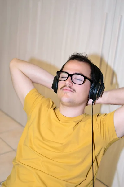 Jeune Homme Avec Des Lunettes Ringard Shirt Jaune Détendu Avec — Photo