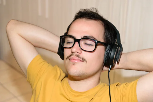 Junger Mann Mit Nerdbrille Und Gelbem Shirt Entspannt Mit Den — Stockfoto