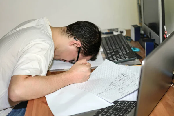 Gözlüklü Kafası Masanın Üstünde Genç Bir Adam Üniversite Akademik Sınavlarla — Stok fotoğraf