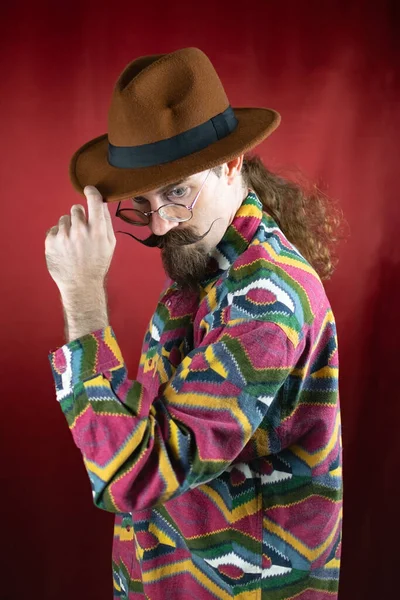 Vintage Hipster Człowiek Kapeluszem Wąsami Stwarzające Pewność Kolorowym Shirt Czerwonym — Zdjęcie stockowe