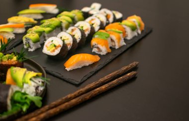 Nigiri, Futomaki, çubuklu Uramaki ve Soja rolünde lüks ve yaratıcı bir suşi.